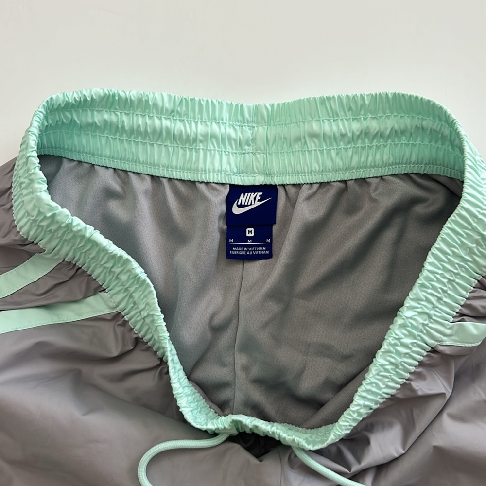 Nike grey neon women’s shorts - Picture 4 of 5